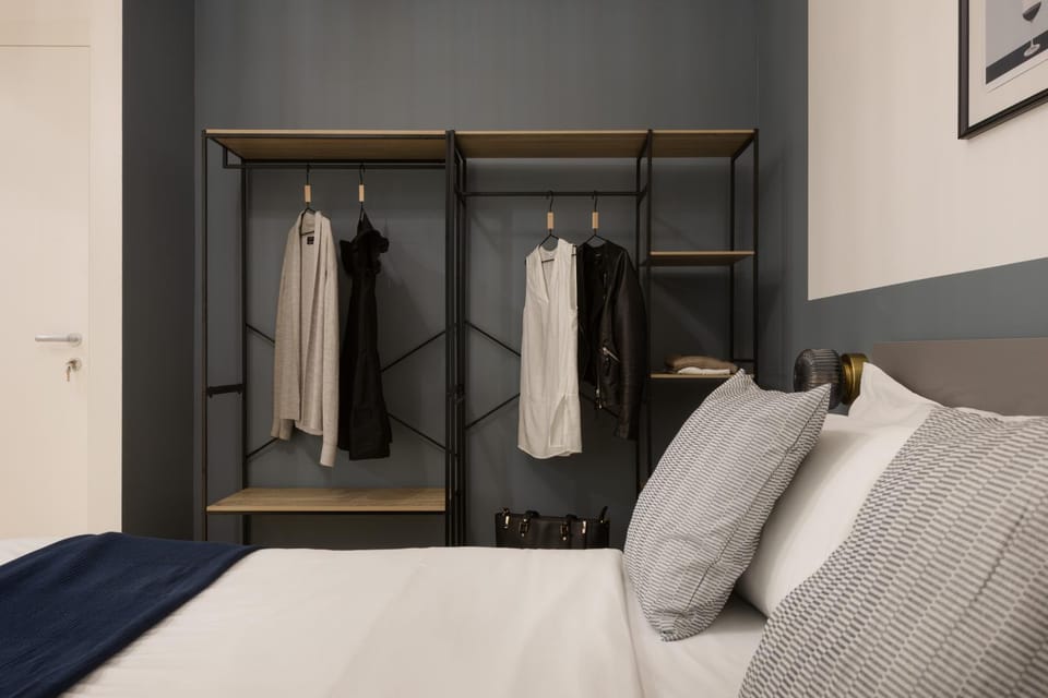 Photo of the whole room, towels, wardrobe