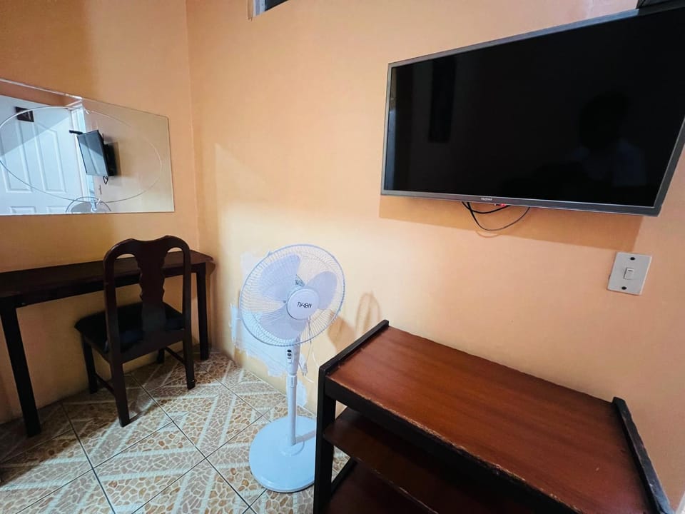 TV and multimedia, Dining area, fireplace