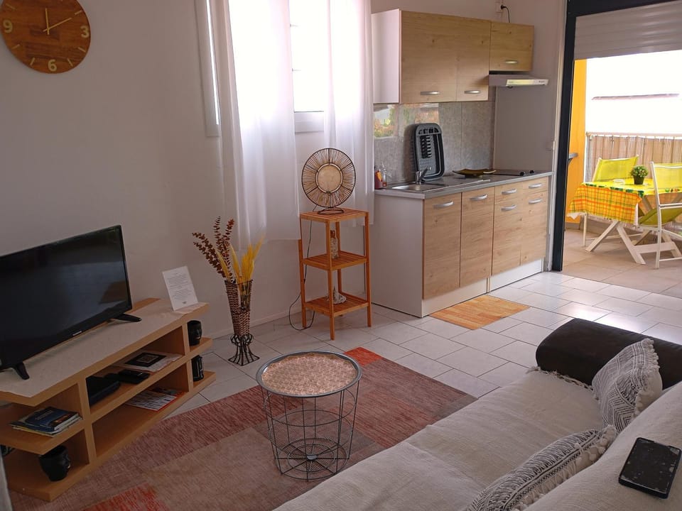 Kitchen or kitchenette, Living room