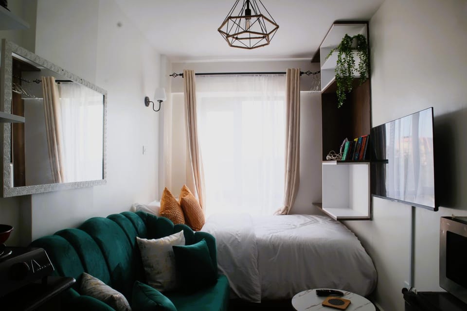 Bed, TV and multimedia, Living room, Photo of the whole room, Seating area, Bedroom