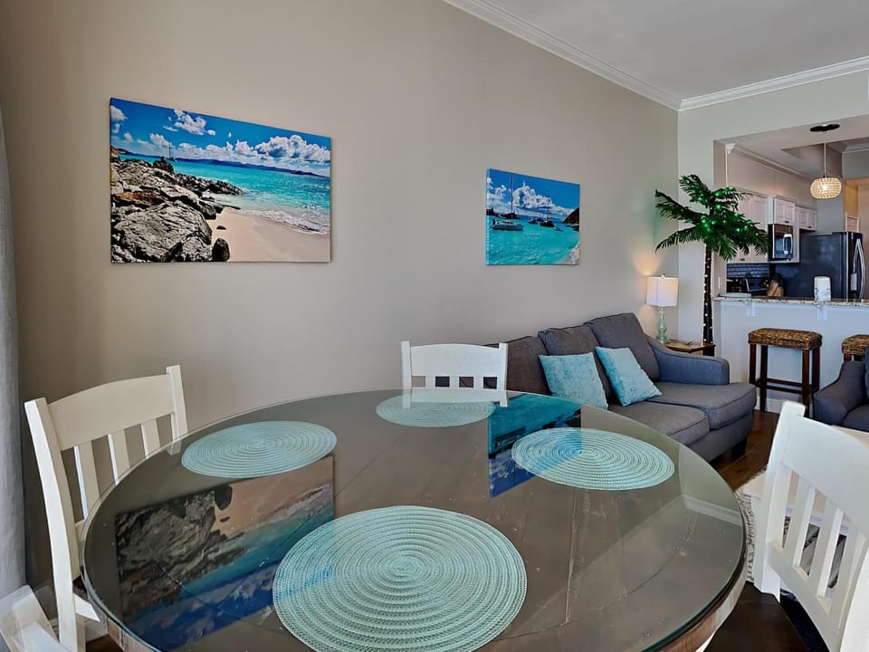Kitchen or kitchenette, Living room, Seating area, Dining area, furniture