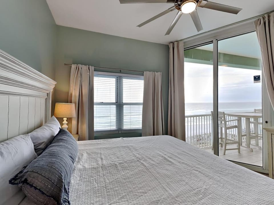 Bed, Balcony/Terrace, Seating area, Beach, Bedroom, Sea view, furniture