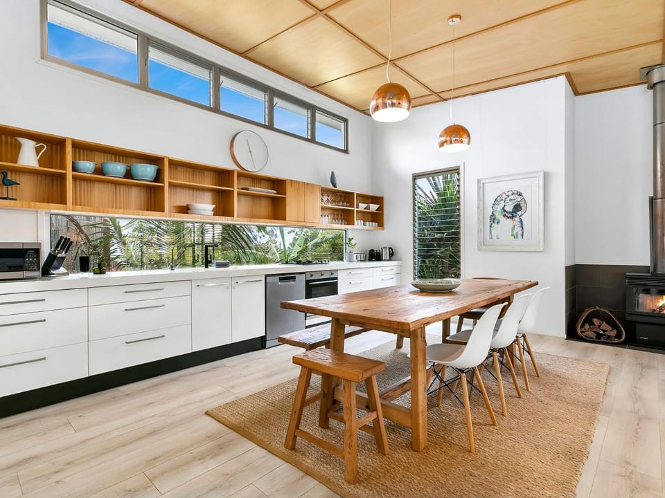 Kitchen or kitchenette, Dining area