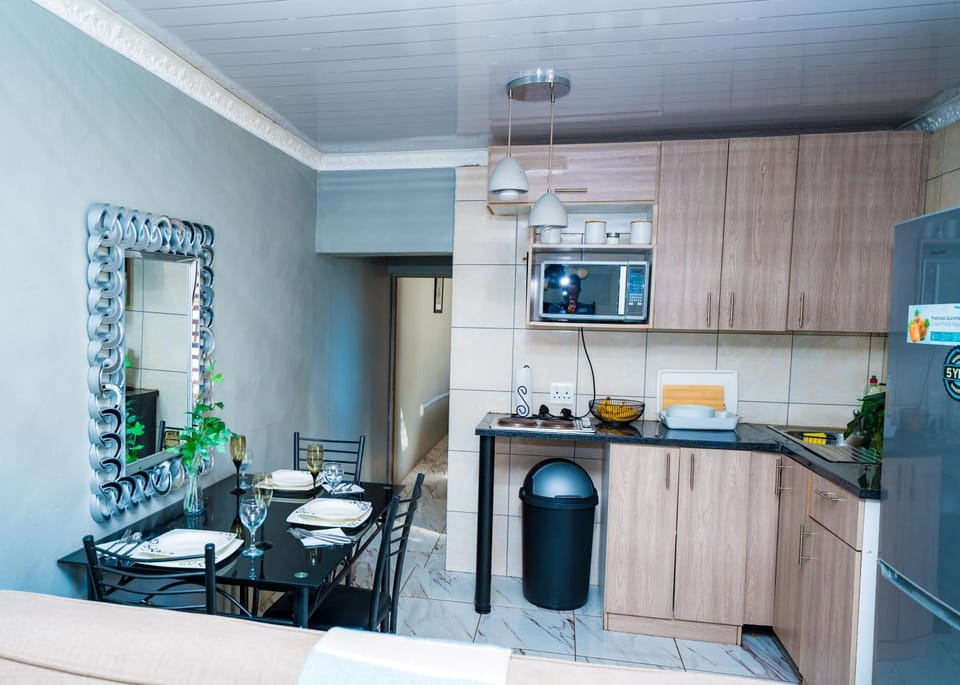 Coffee/tea facilities, Kitchen or kitchenette, Dining area