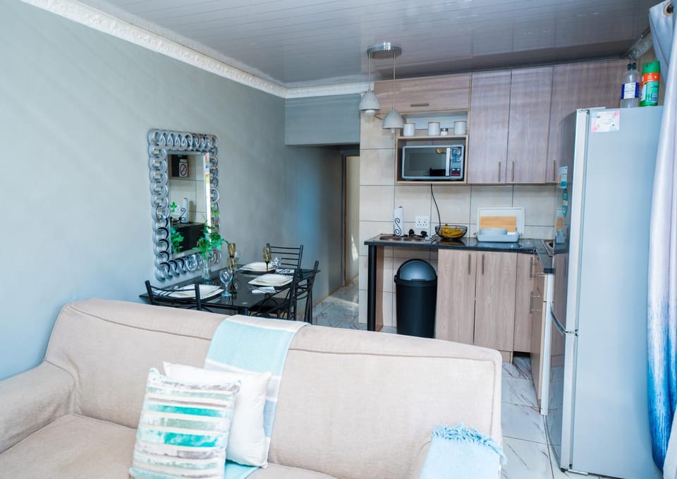 Coffee/tea facilities, Kitchen or kitchenette, Living room, Dining area, stove