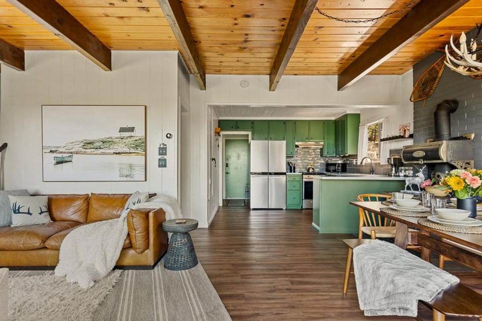 Romantic & Family Friendly Chalet In The Woods Chalet in Lake Arrowhead