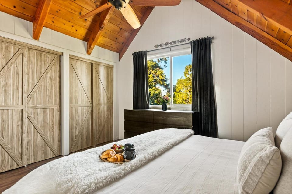 Romantic & Family Friendly Chalet In The Woods Chalet in Lake Arrowhead