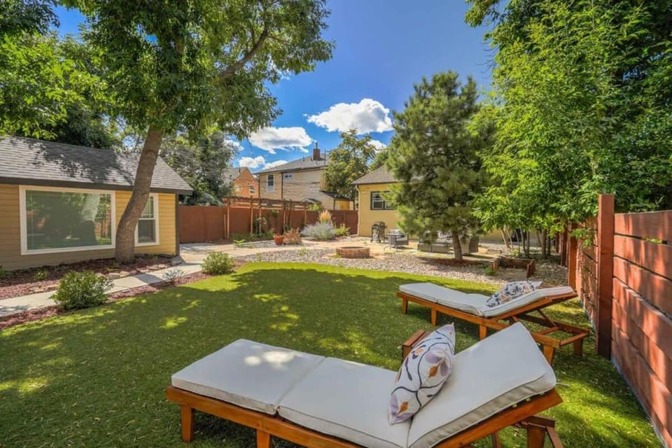 3BD Charming Cottage Large Backyard Garden Suite House in Colorado Springs