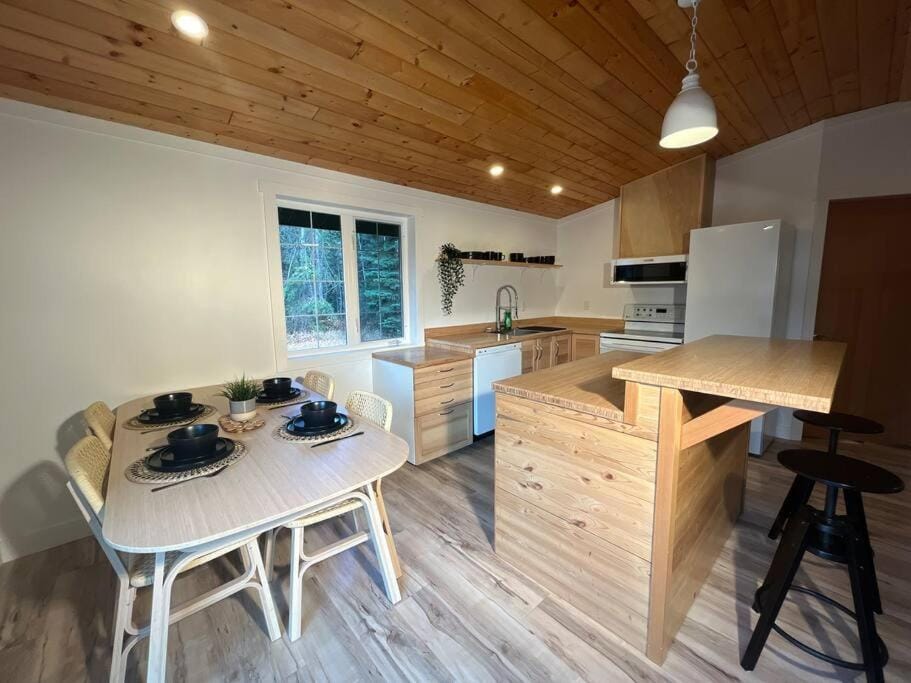 Golden Cabin - Hot Tub - Games Barn - Theatre Cabin in Columbia-Shuswap A