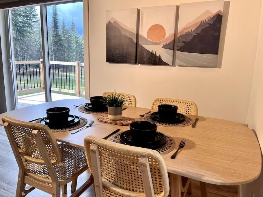Golden Cabin - Hot Tub - Games Barn - Theatre Cabin in Columbia-Shuswap A