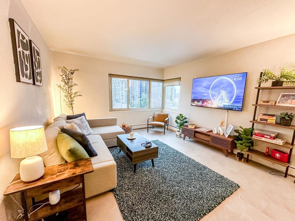 Communal lounge/ TV room, TV and multimedia, Living room, Seating area, Evening entertainment