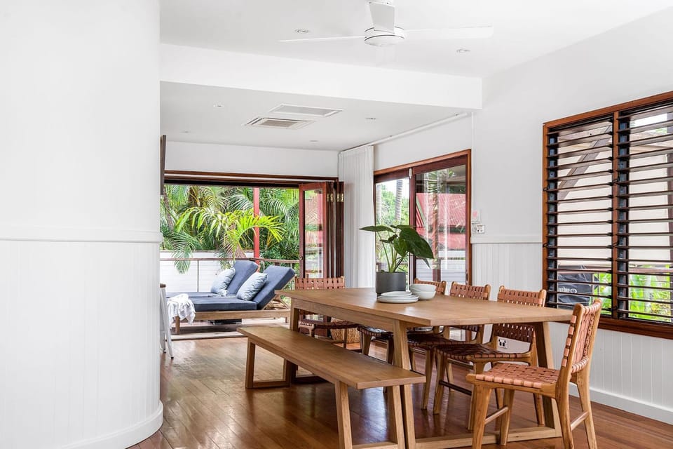 Dining area, fireplace
