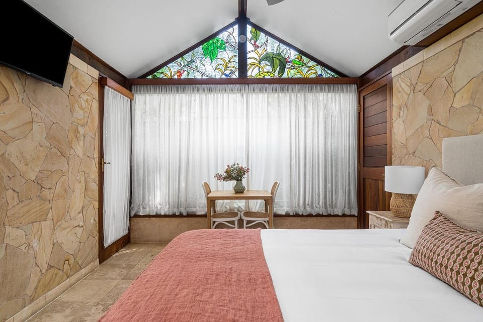 Bed, Dining area, Bedroom