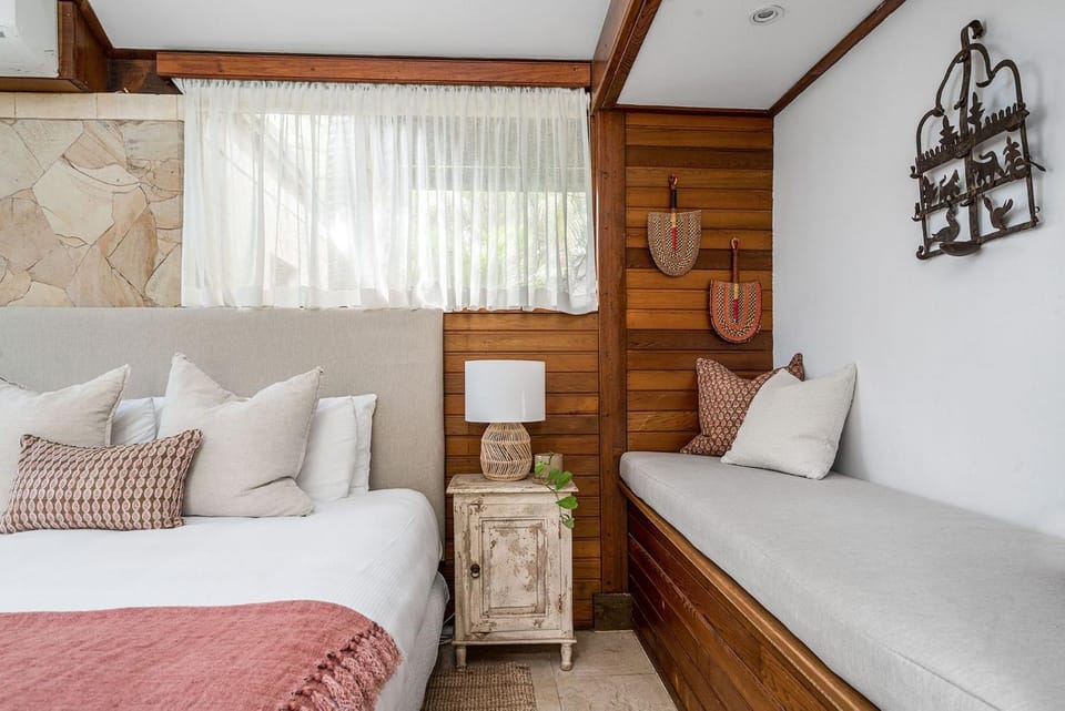 Bed, Decorative detail, Seating area, Bedroom