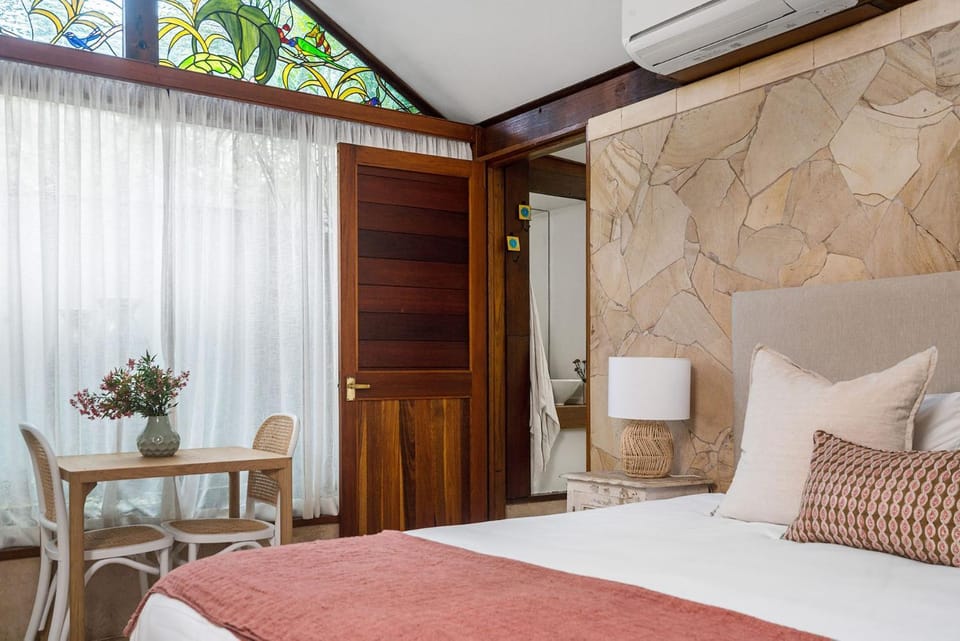 Bed, Seating area, Bedroom, air conditioner