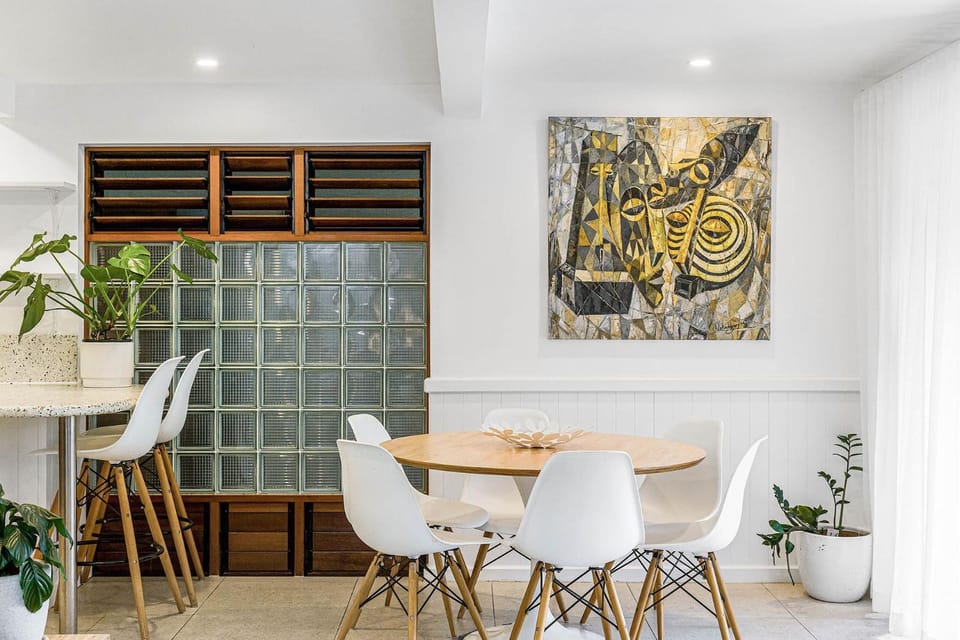 Decorative detail, Seating area, Dining area