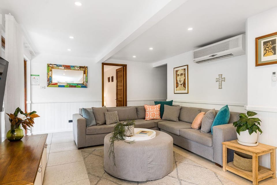 TV and multimedia, Living room, Decorative detail, Seating area, air conditioner