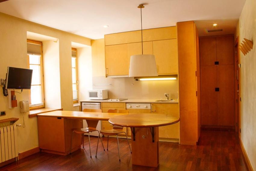 Kitchen or kitchenette, Dining area