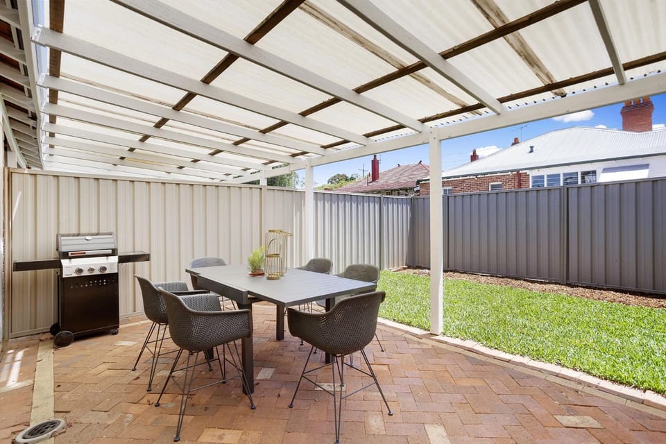 Chic Semi-Detached 2-Bed Home with Outdoor Dining House in Perth