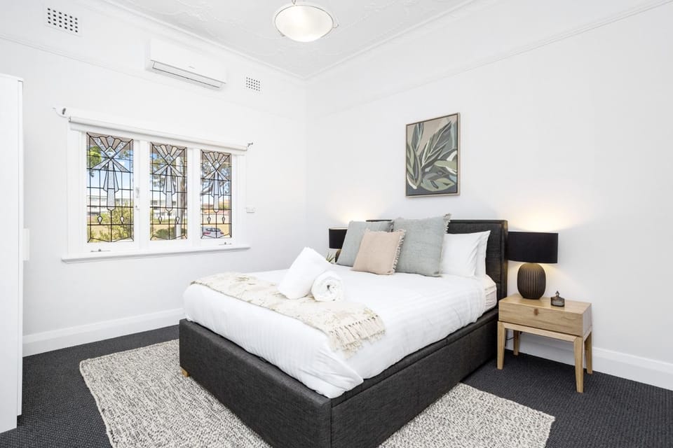 Chic Semi-Detached 2-Bed Home with Outdoor Dining House in Perth