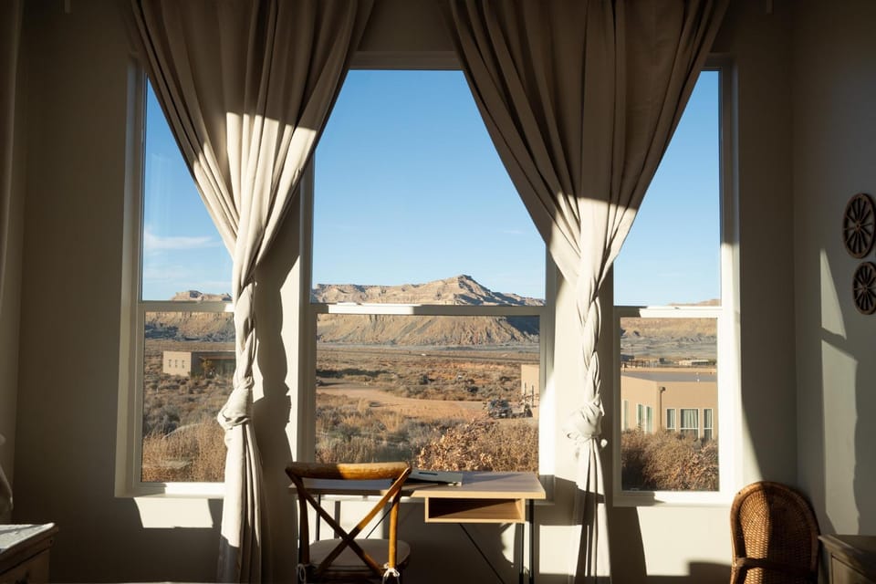 Page Arizona border town- Grand Serenity room with Mesa Views Vacation rental in Utah