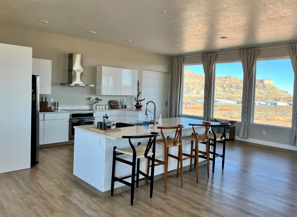 Page Arizona border town- Grand Serenity room with Mesa Views Vacation rental in Utah