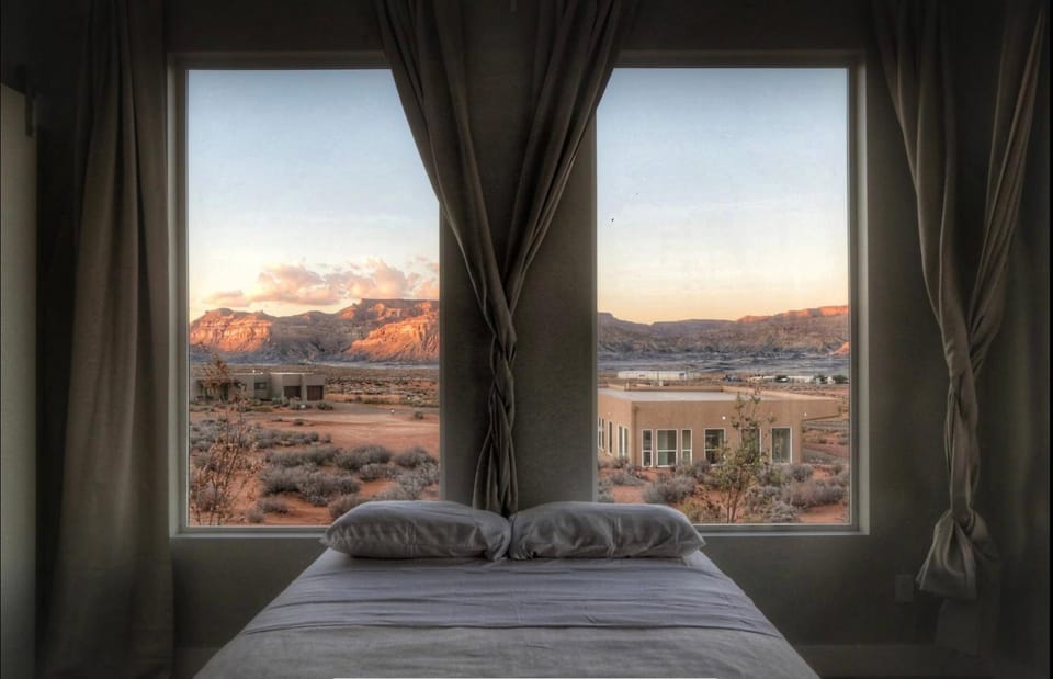 Page Arizona border town- Grand Serenity room with Mesa Views Vacation rental in Utah