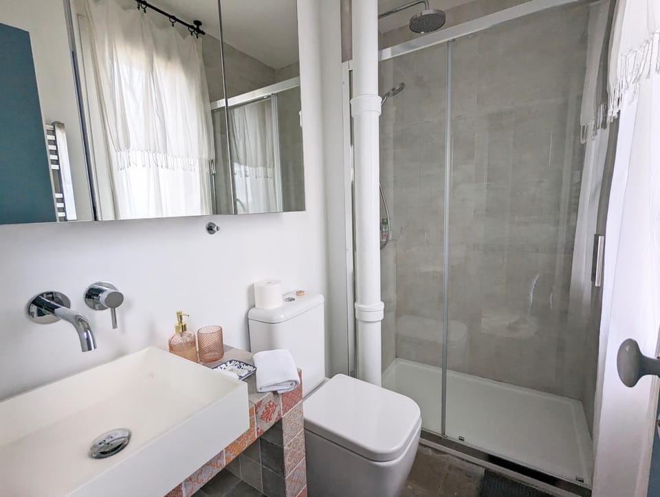 Shower, Toilet, Bathroom, towels