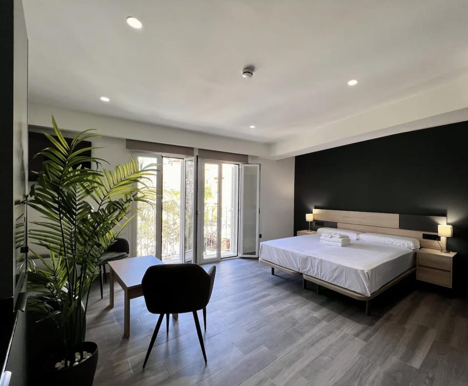 Bed, Photo of the whole room, Seating area, Bedroom