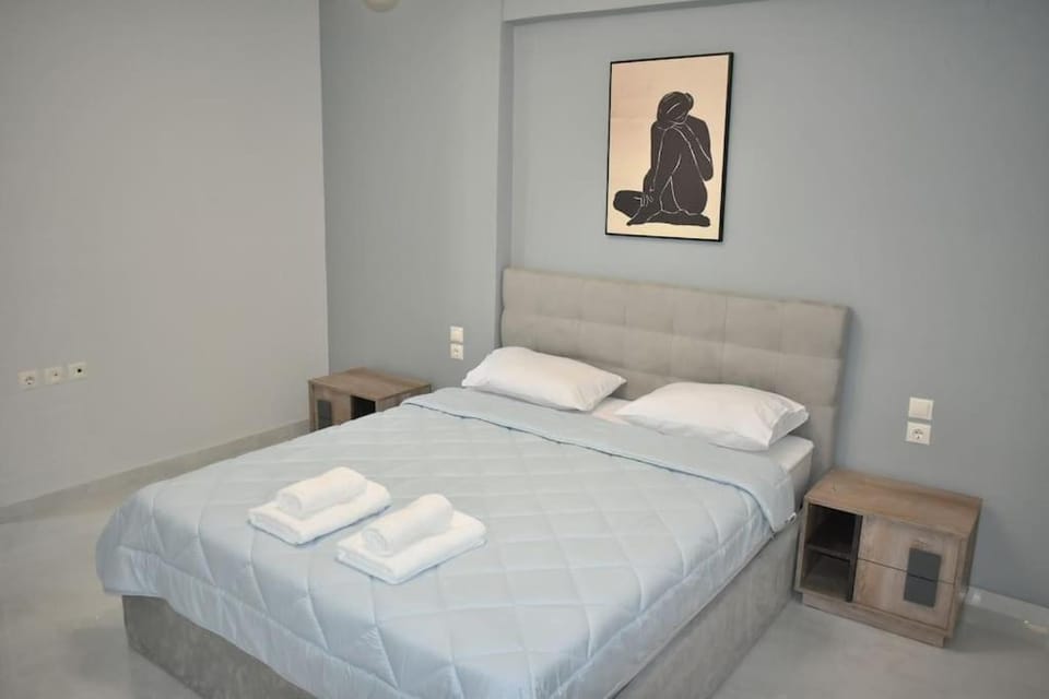 Bed, Photo of the whole room, Bedroom, towels