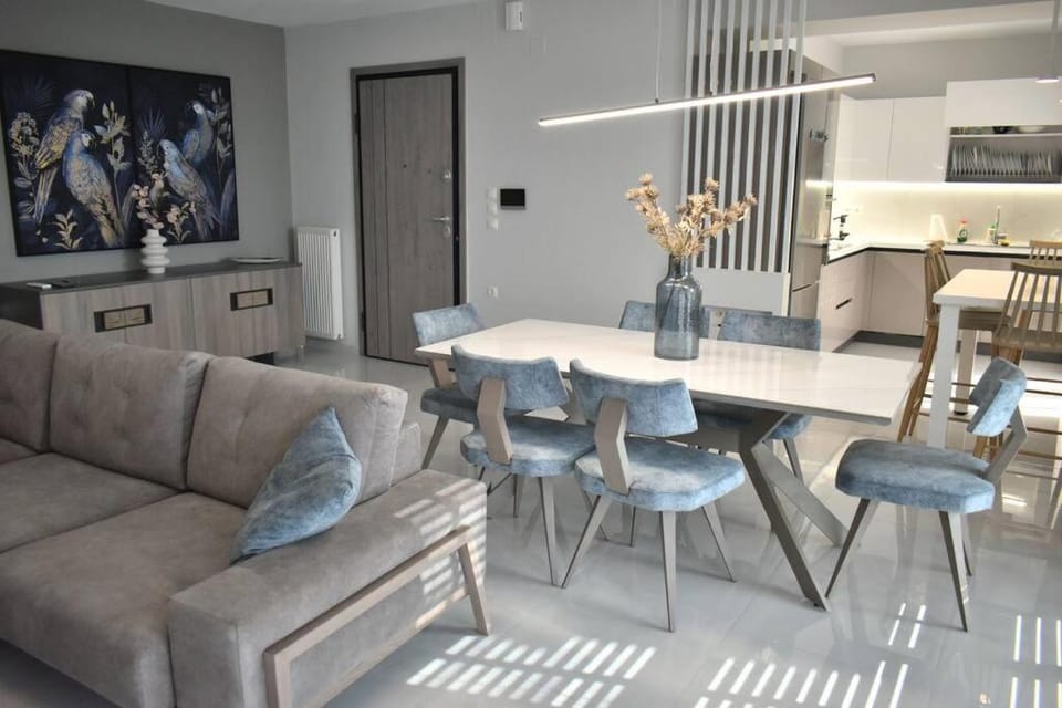 Kitchen or kitchenette, Living room, Seating area, Dining area