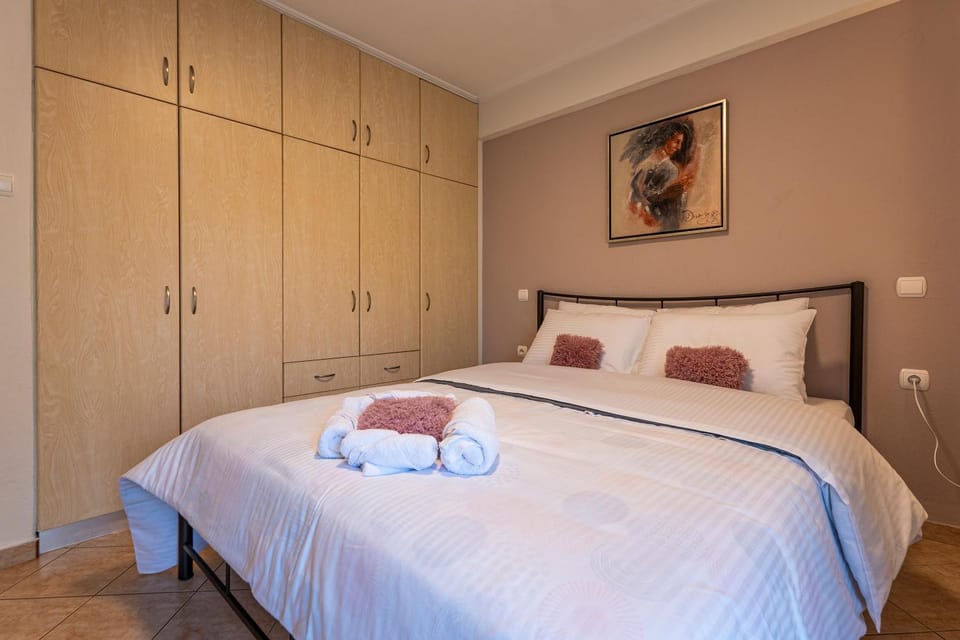 Bed, Photo of the whole room, Bedroom, towels, wardrobe