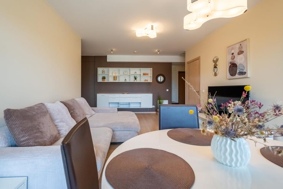 Bed, Living room, Seating area, Dining area