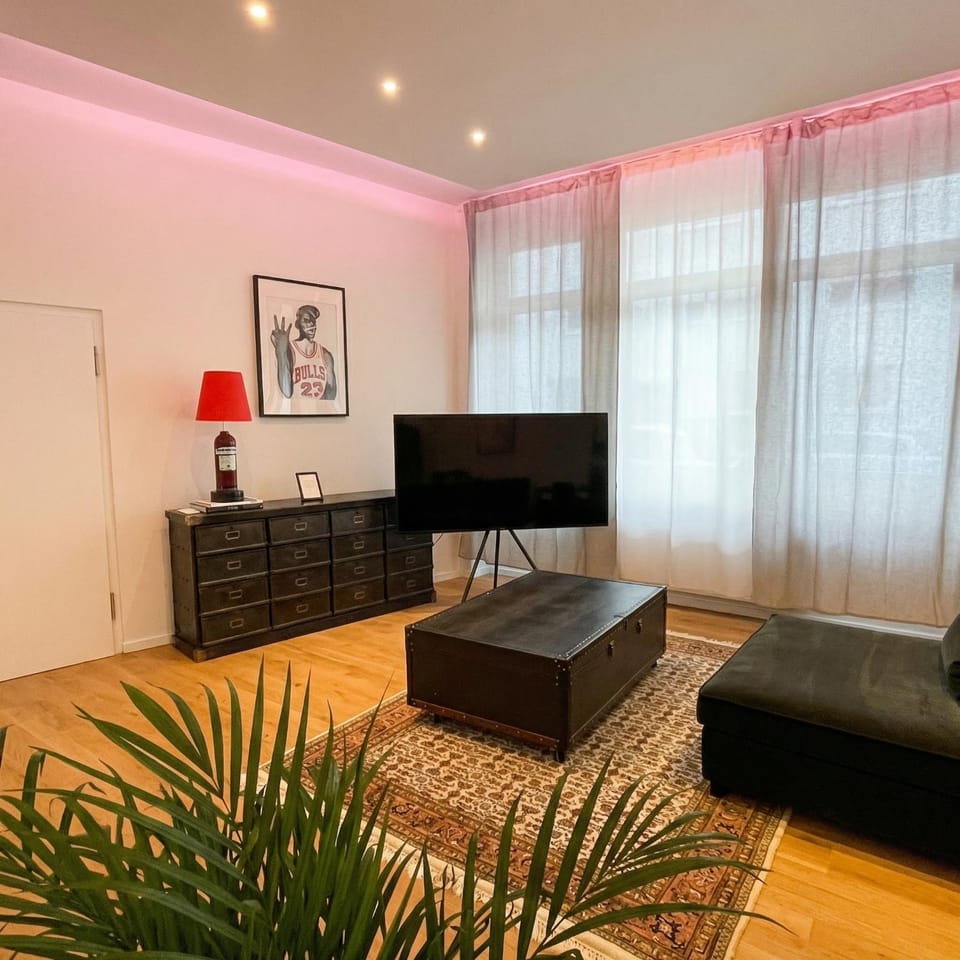 Communal lounge/ TV room, TV and multimedia, Living room, Seating area, Evening entertainment