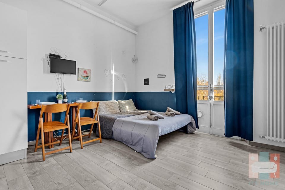Bed, Photo of the whole room, towels, wardrobe