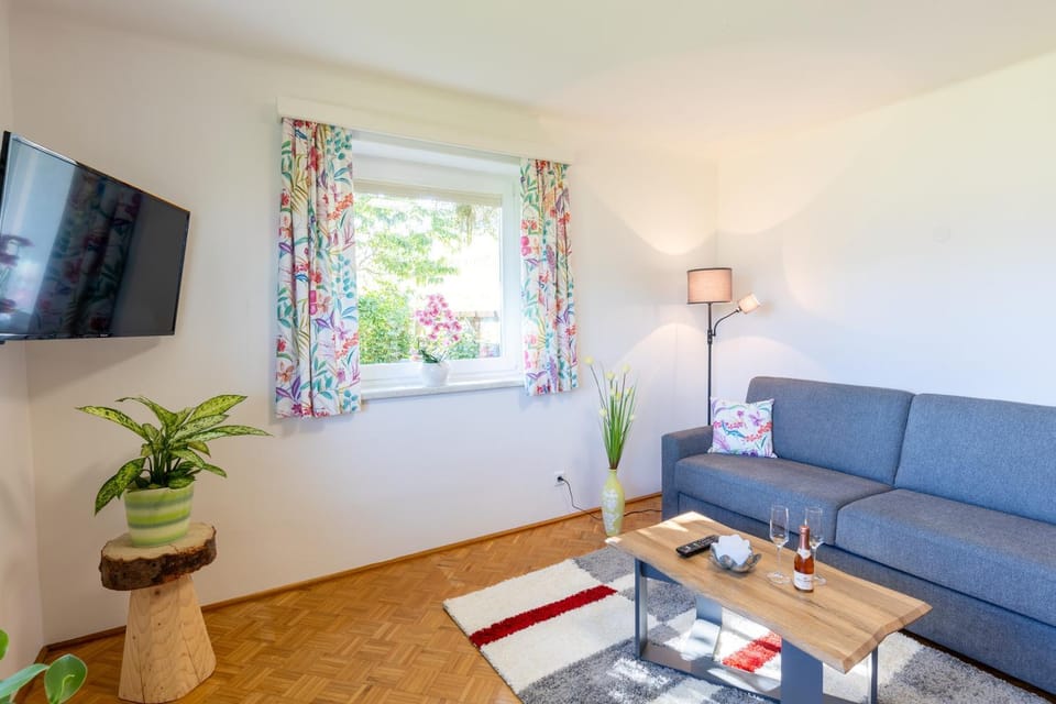 Communal lounge/ TV room, TV and multimedia, Living room, Seating area