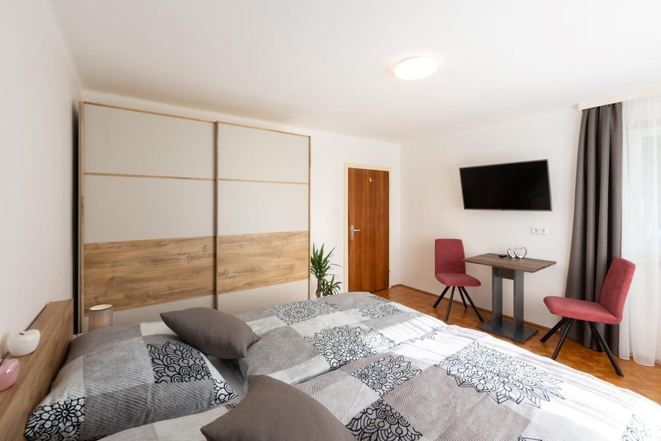 Bed, TV and multimedia, Photo of the whole room, Seating area, Bedroom