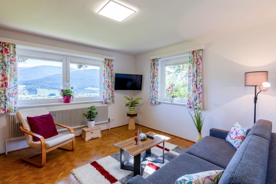 Communal lounge/ TV room, Natural landscape, TV and multimedia, Living room, Mountain view