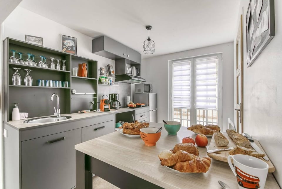 Kitchen or kitchenette, minibar, stove, toaster
