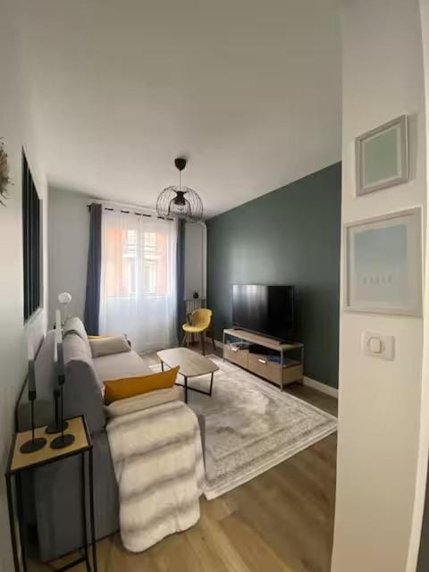 Direct Line 1 to Champs-Élysées Elegant Apt 4 Apartment in Paris
