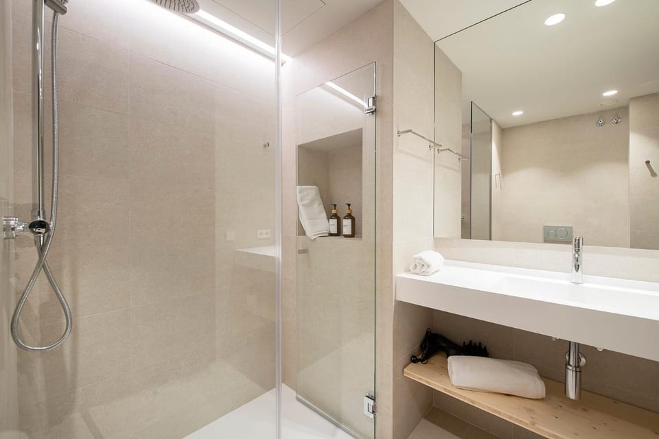 Shower, Toilet, Bathroom, towels
