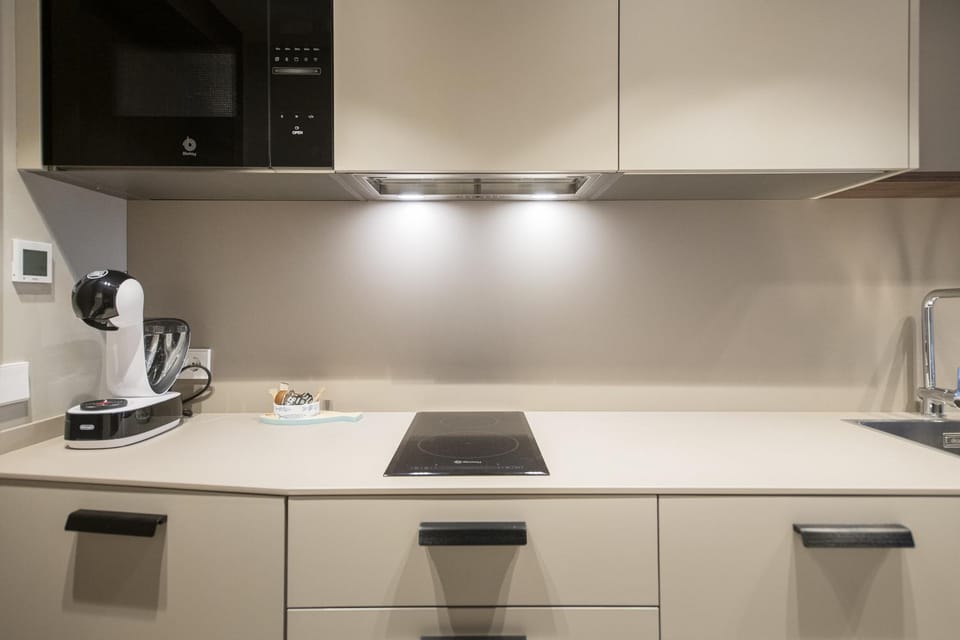 Coffee/tea facilities, Kitchen or kitchenette, stove