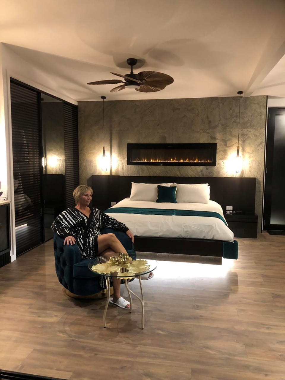 Bedroom, fireplace