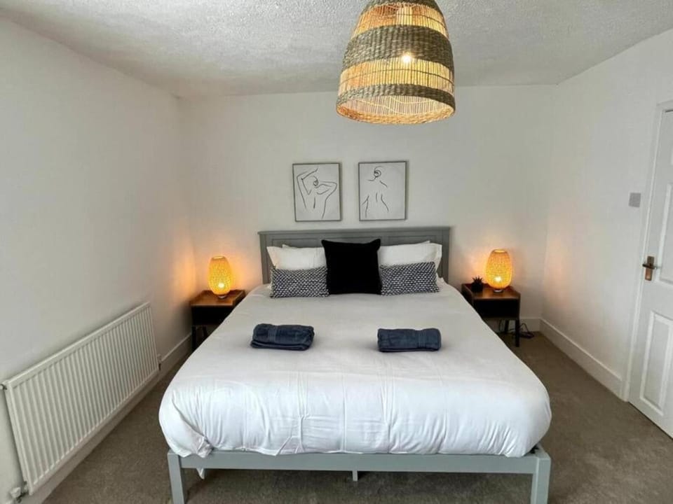 Bed, Decorative detail, Bedroom, heating, towels