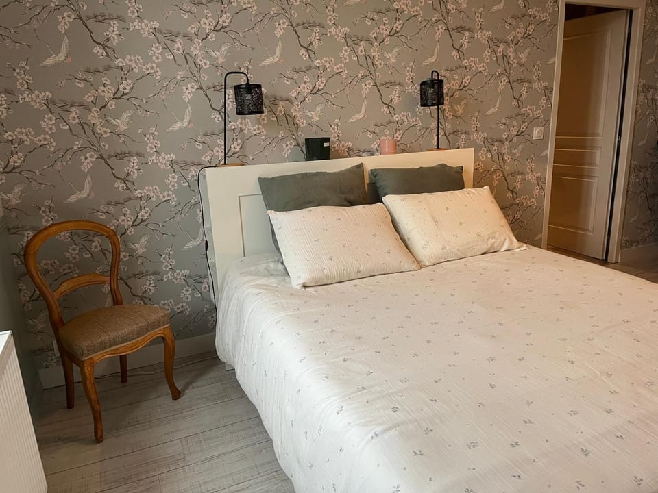 Bed, Photo of the whole room, Bedroom
