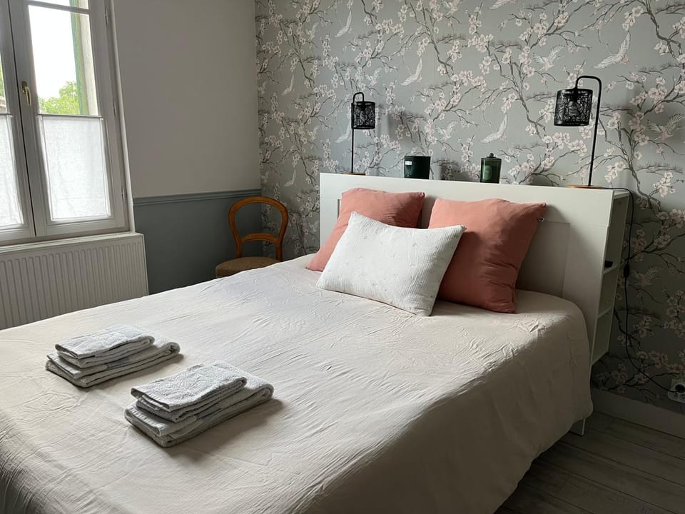Bed, Photo of the whole room, Bedroom, towels