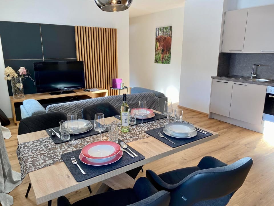 TV and multimedia, Kitchen or kitchenette, Living room, Seating area, Dining area