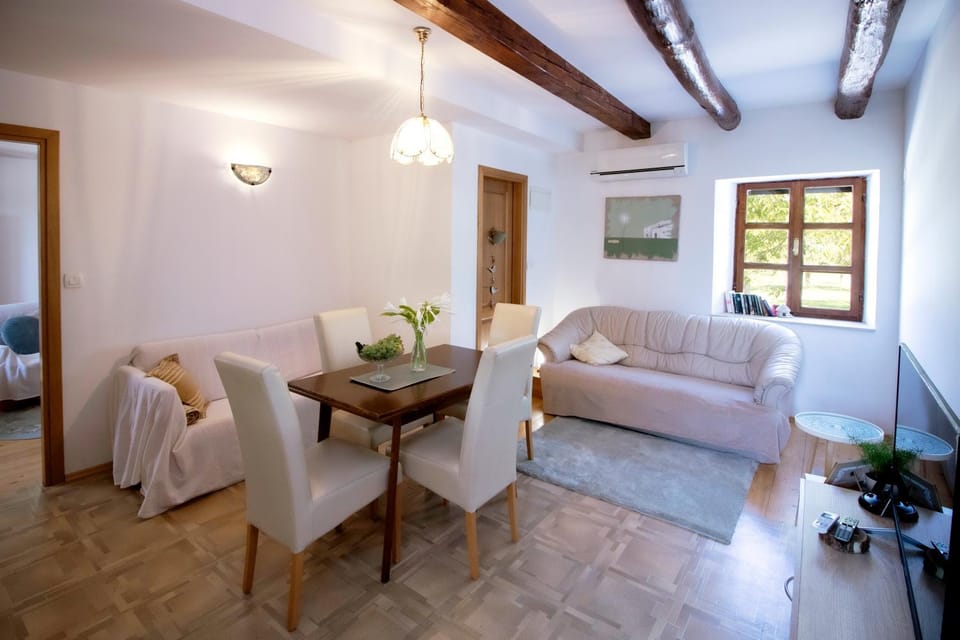 TV and multimedia, Living room, Seating area, Dining area