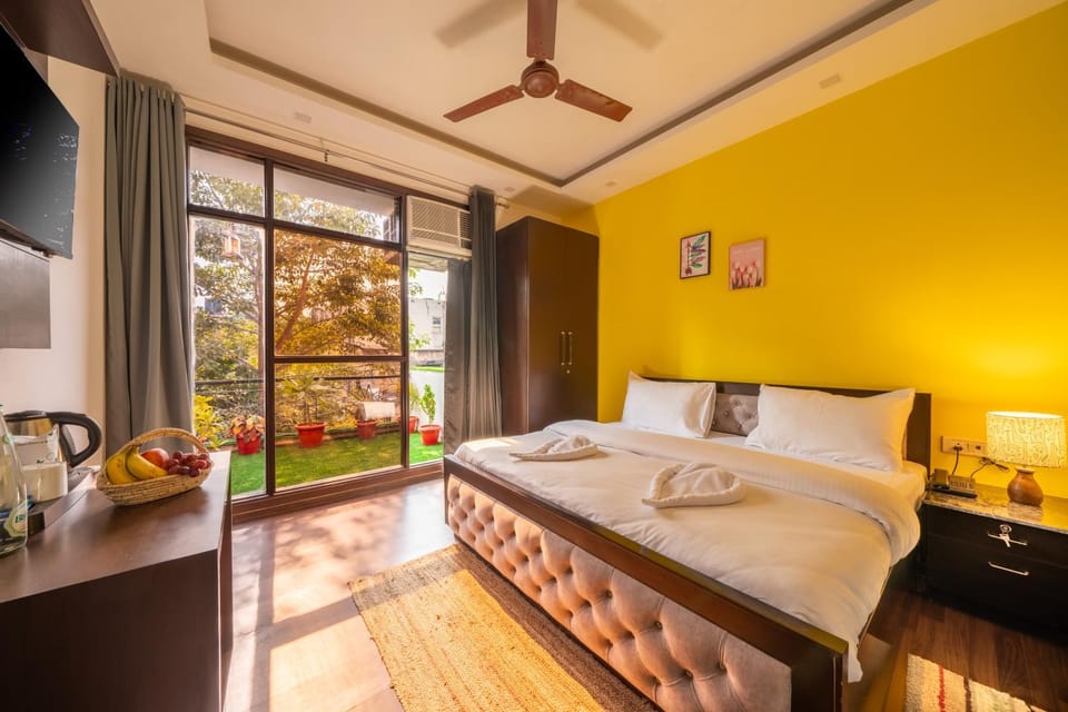 Bed, TV and multimedia, Photo of the whole room, Bedroom, fireplace