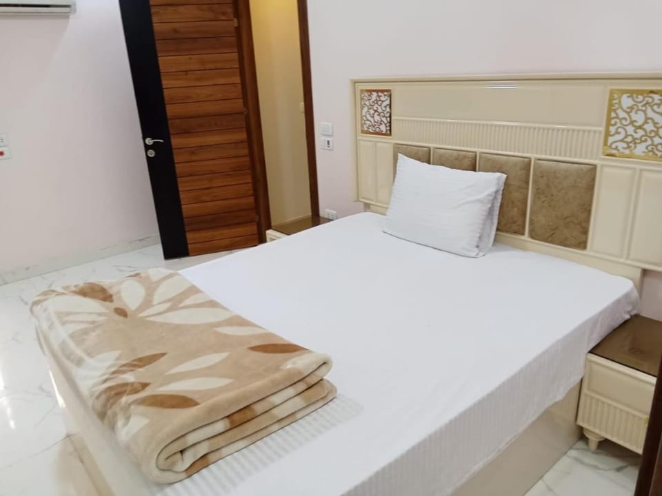 Luxury furnished new apartment al muhandessin شقة جديدة مفروشة سوبر لوكس المهندسين جامعة الدول Apartment in Egypt